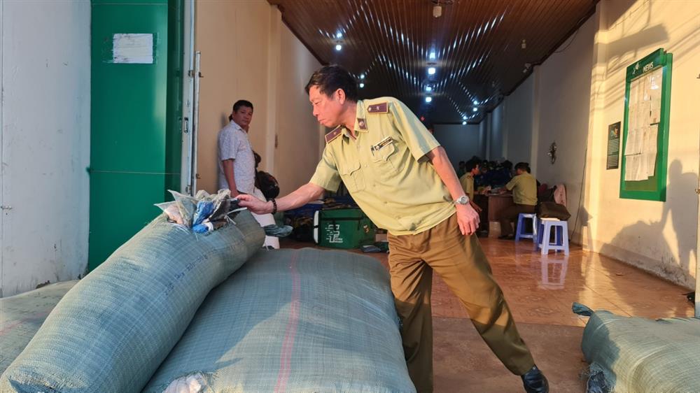Gia Lai: Tạm giữ gần 700kg áo len tại một địa điểm kinh doanh chuyển phát nhanh